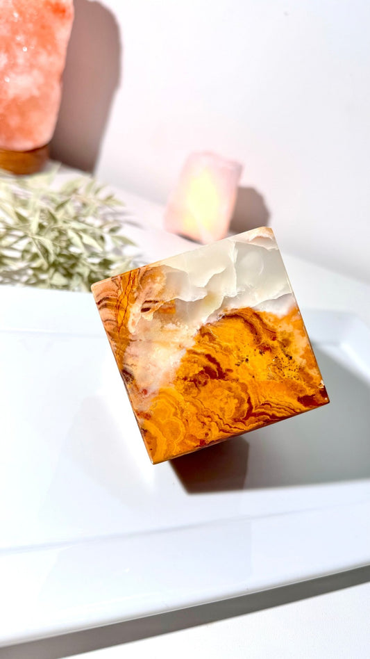 Green Onyx floating cube - The Crystal Therapy