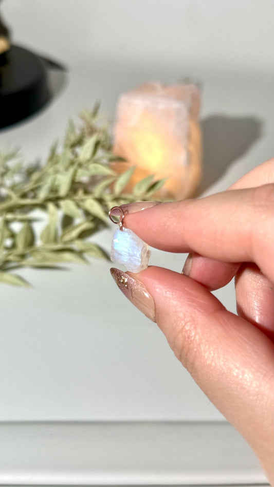 Moonstone pendant rough (code A) - The Crystal Therapy